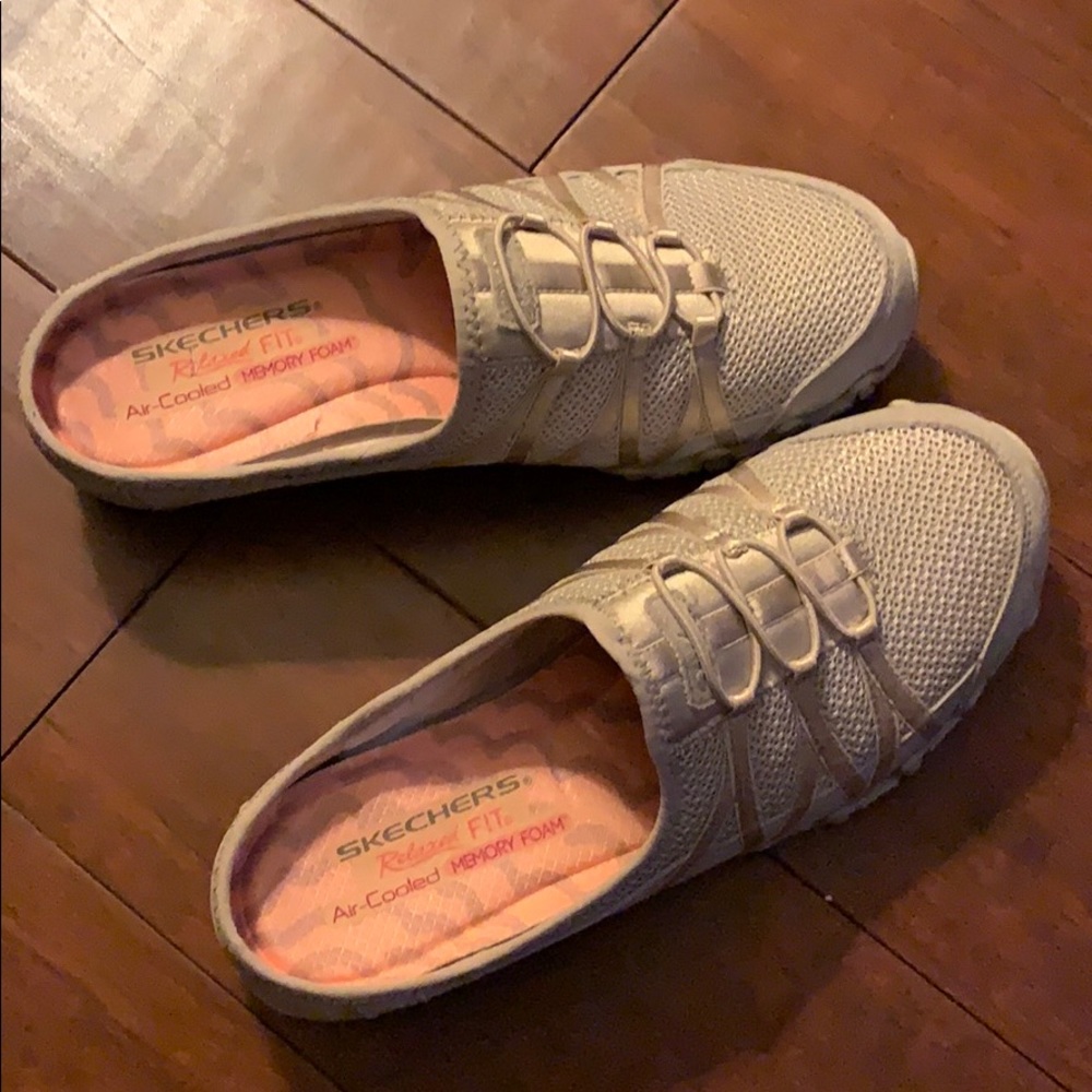 Super cute. Sketchers sneaker mule never worn.NWOT